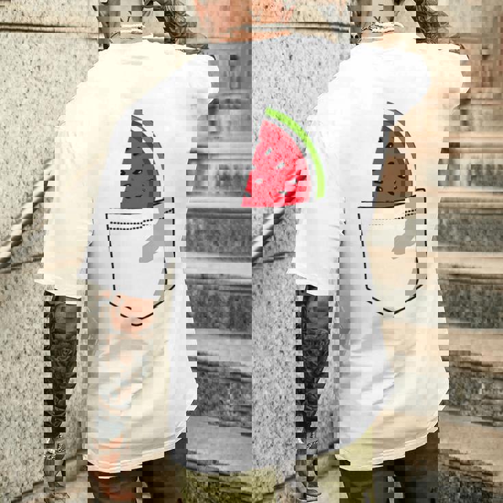 ポケットに入ったスイカのポケットプリントの面白いスイカ。 メンズTシャツ バックプリント 彼への贈り物