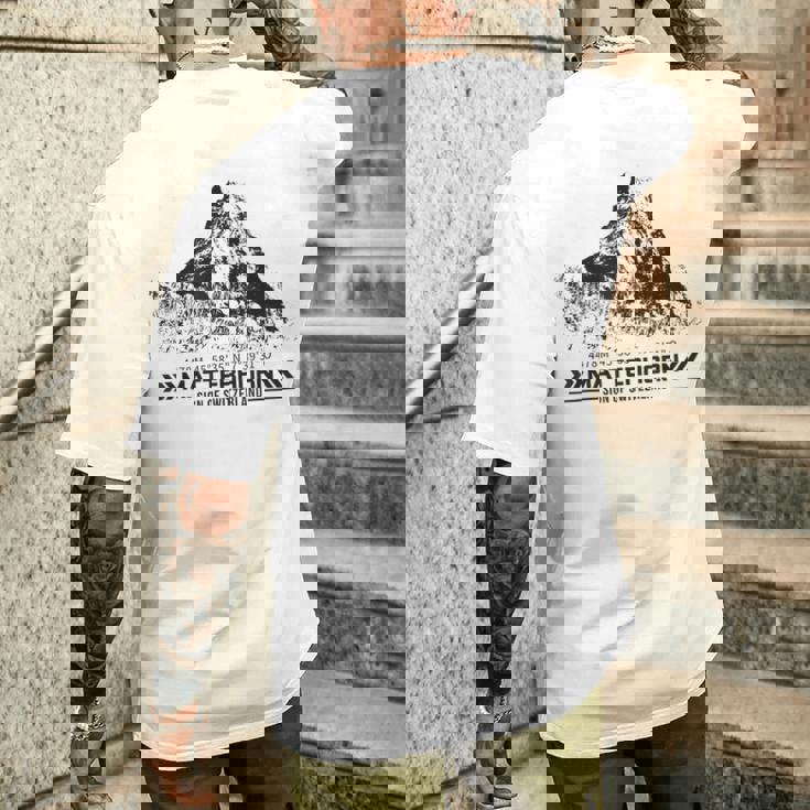 マッターホルン スイス アルプス ツェルマット ハイキング 山 アドベンチャー メンズTシャツ バックプリント 彼への贈り物