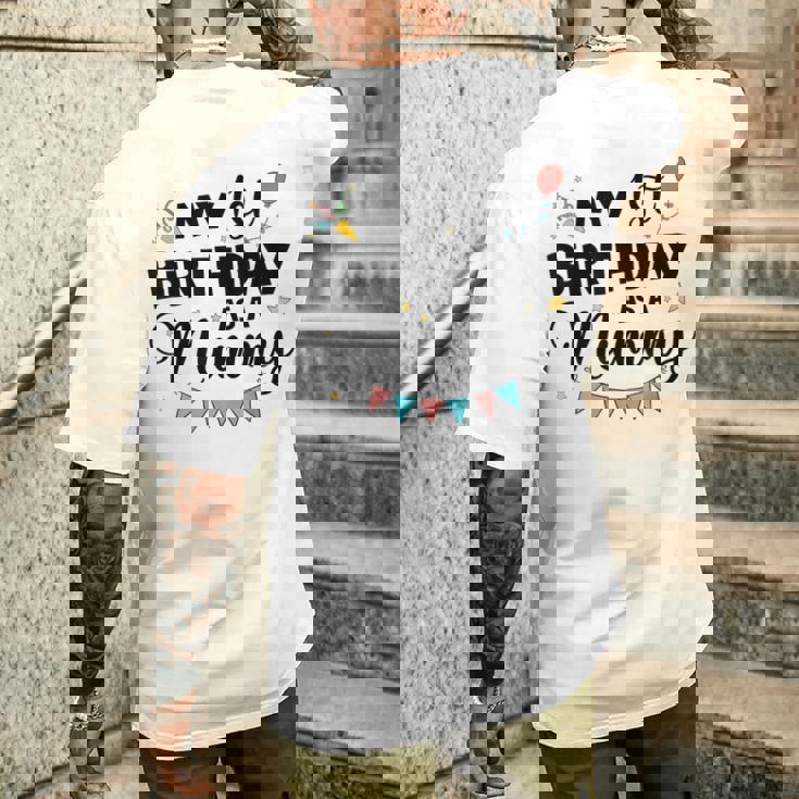 ママとしての私の1歳の誕生日パーティーイヤーを祝うママ メンズTシャツ バックプリント 彼への贈り物