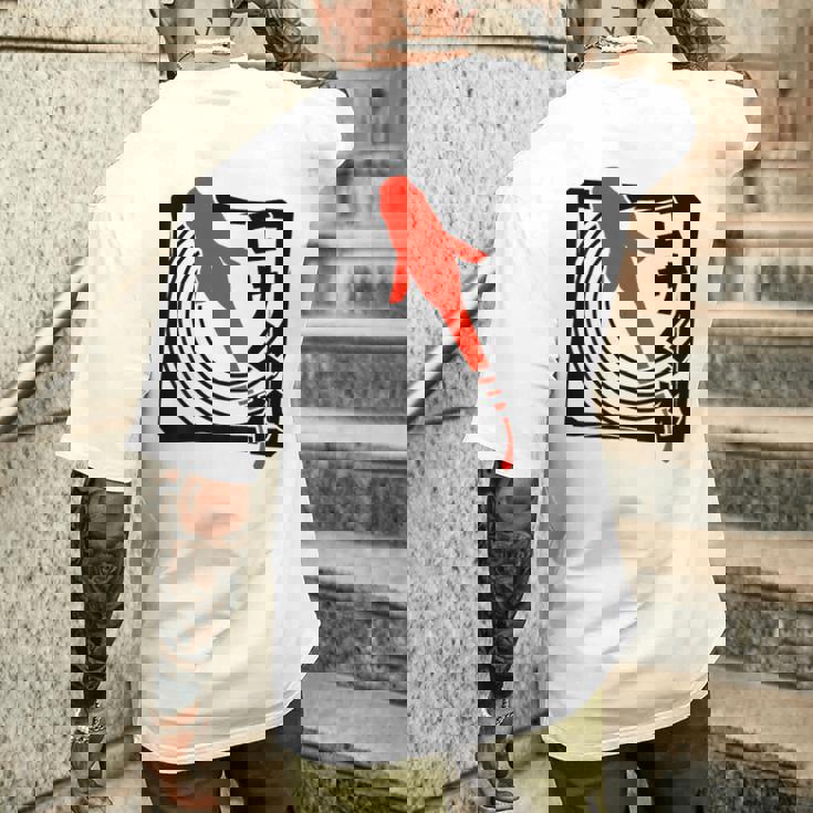 メダカ：ハンコスタンプデザインで描かれたメダカはエサを欲す。 メンズTシャツ バックプリント 彼への贈り物