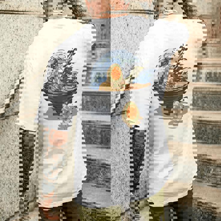 ラーメン 海 波 寝ぼける たまご メンズTシャツ バックプリント 彼への贈り物