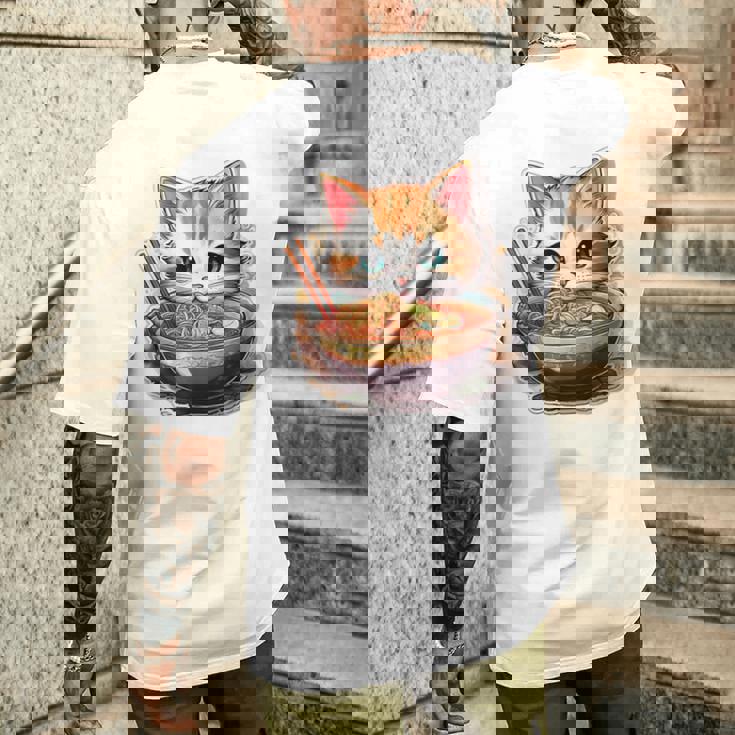 ラーメンを食べている子猫 メンズTシャツ バックプリント 彼への贈り物