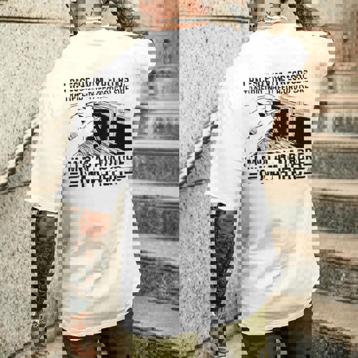 レコード屋に閉じ込められたビニールレコードを救出する メンズTシャツ バックプリント 彼への贈り物