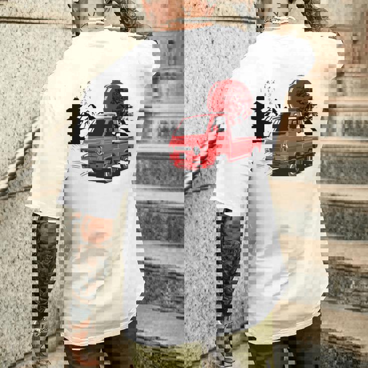 レトロな赤いミニトラックと日本の夕日。 長袖tシャツ メンズTシャツ バックプリント 彼への贈り物