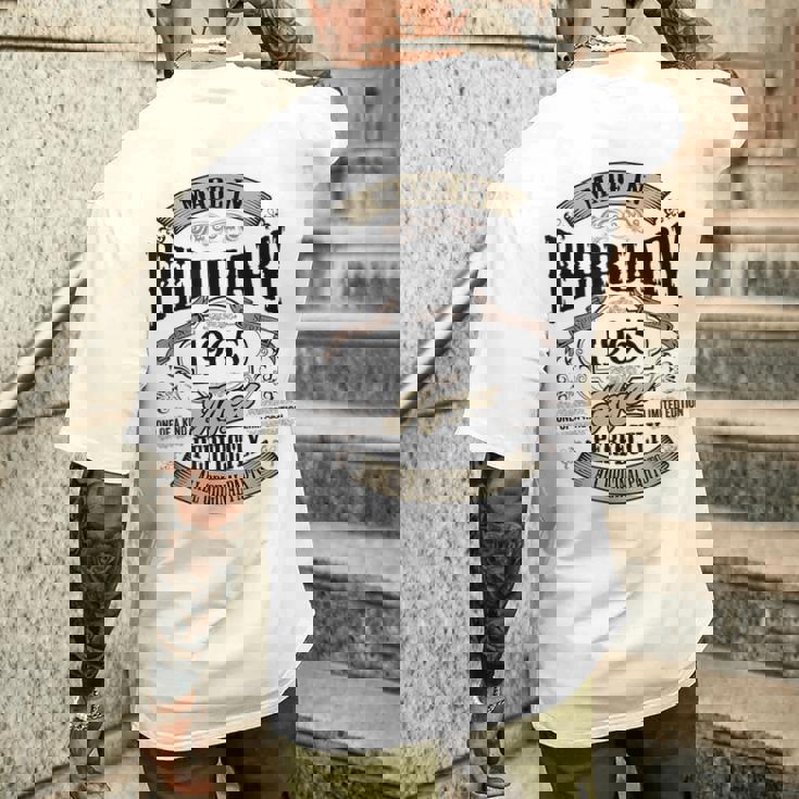 ヴィンテージ還暦祝い 1965年2月生まれ 60歳 メンズTシャツ バックプリント 彼への贈り物