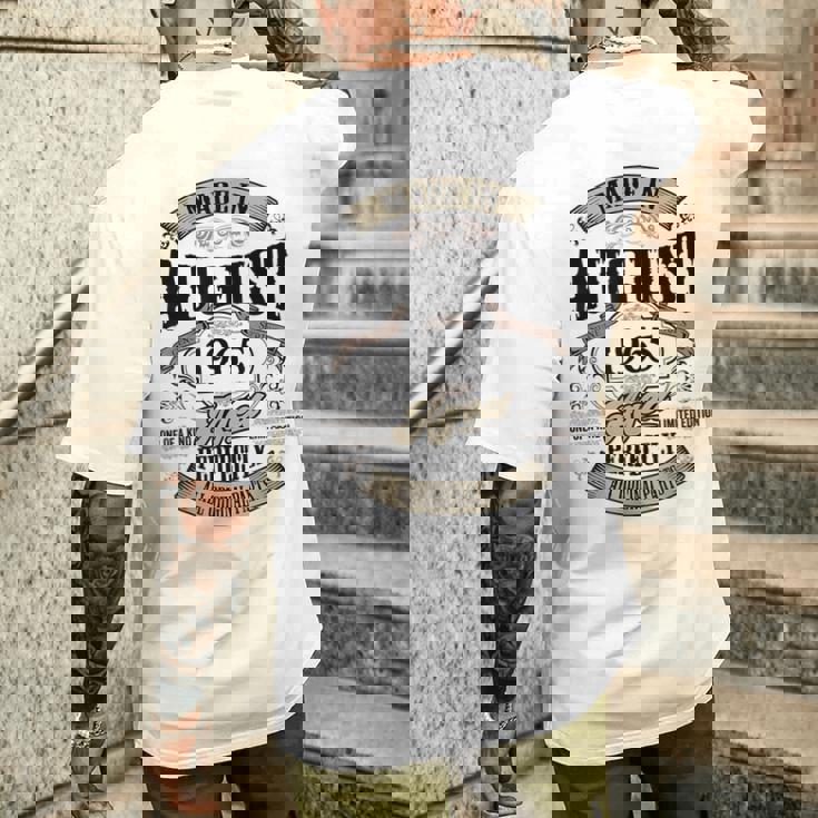 ヴィンテージ還暦祝い 1965年8月生まれ 60歳 メンズTシャツ バックプリント 彼への贈り物