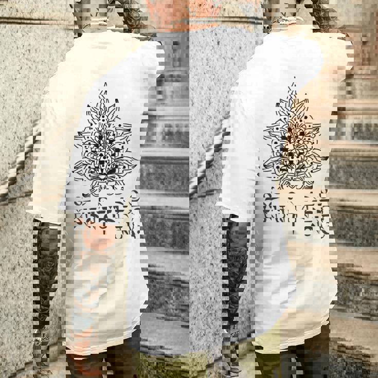 仏教 スピリチュアル オム マニ・パドメ ハム マントラと曼荼羅 メンズTシャツ バックプリント 彼への贈り物