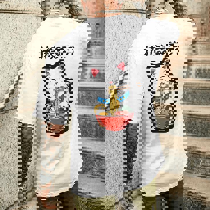 出る杭はぶーたれる 猫 ネタ ことわざ ことわざのもじり ジョーク ギャグ ダジャレ ツッコミ おもしろ メンズTシャツ バックプリント 彼への贈り物