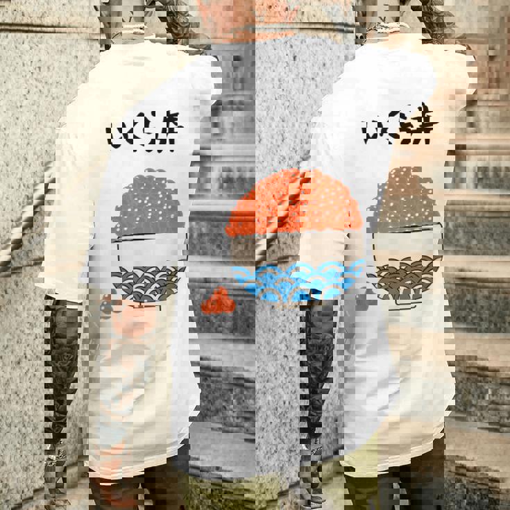 原作【こぼれいくら丼】イクラ丼 ご飯 お米 寿司 ごはん 可愛い おもしろ 面白い 北海道 ネタ ウケ狙い 笑える 変な メンズTシャツ バックプリント 彼への贈り物