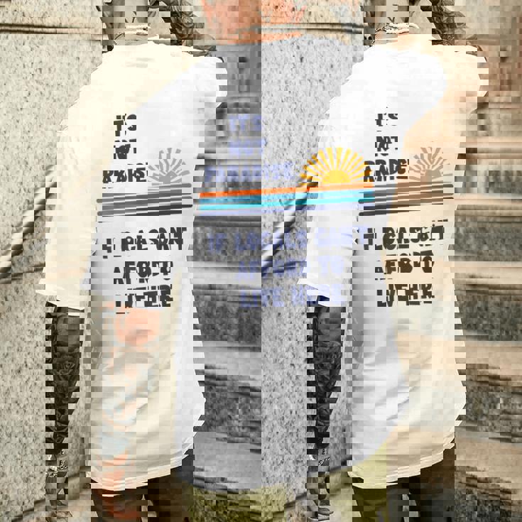 地元の人々がここに住む余裕がないなら、それは楽園ではない メンズTシャツ バックプリント 彼への贈り物