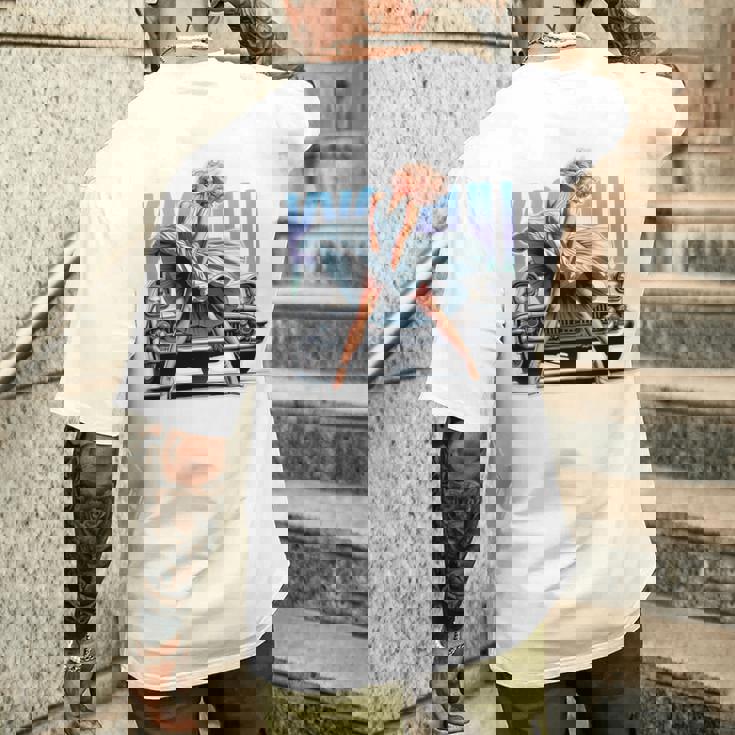 強風ピンナップガールとオールドアメ車のバックプリント メンズTシャツ バックプリント 彼への贈り物