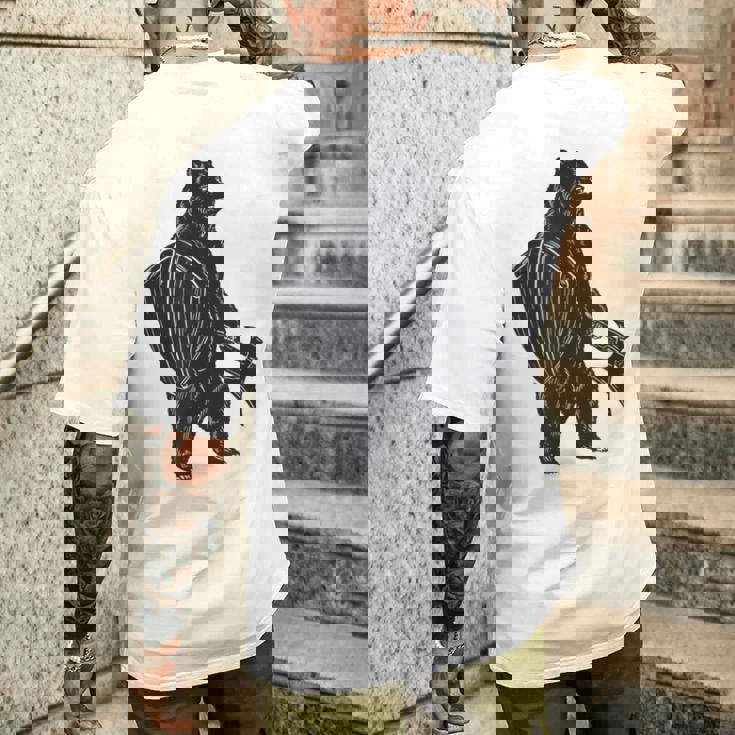 斧と盾を持った熊 中世の熊 バイキング メンズTシャツ バックプリント 彼への贈り物