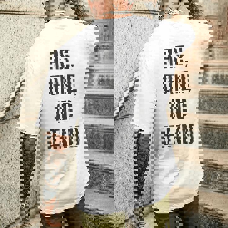 立ち上がって、頑張って、優しくして、ジム、ハッスル、成功、モチベーション メンズTシャツ バックプリント 彼への贈り物