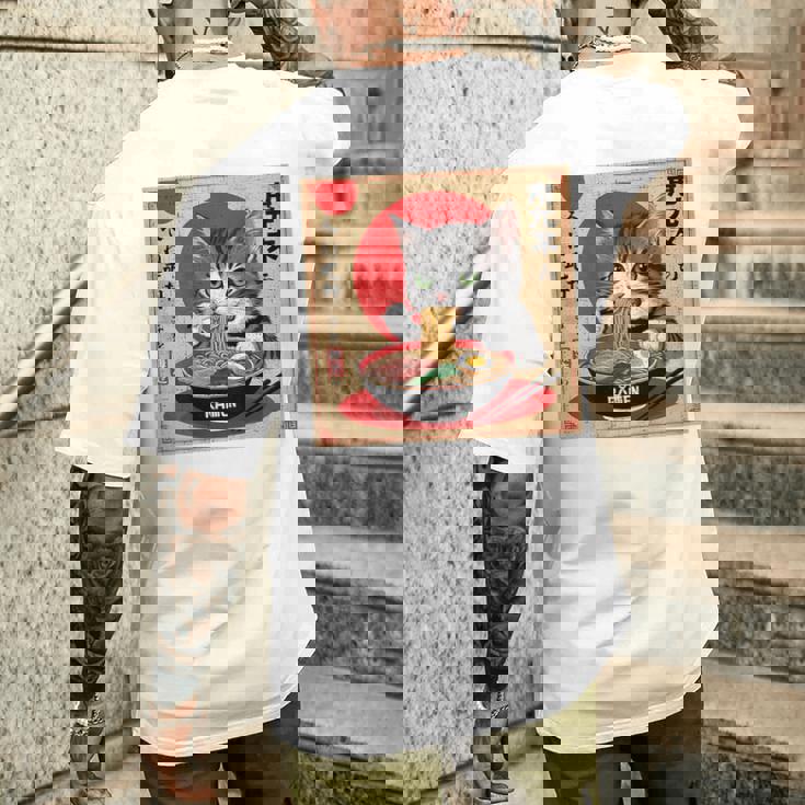 背中にラーメンを食べる緑色の目を持つ日本猫のデザイン。 メンズTシャツ バックプリント 彼への贈り物