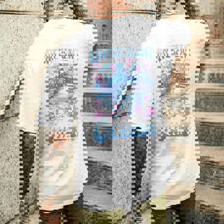 面白いジンベイザメ 動物 優しい海の巨人 メンズTシャツ バックプリント 彼への贈り物