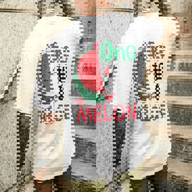 面白いスイカ ハワイのビーチでの休暇 メロンの中のかわいいもの メンズTシャツ バックプリント 彼への贈り物