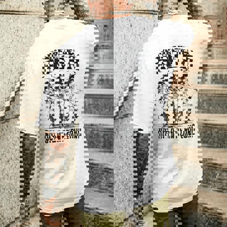 黒のカウガールウエスタンカントリーロデオライニングブーツグランド メンズTシャツ バックプリント 彼への贈り物