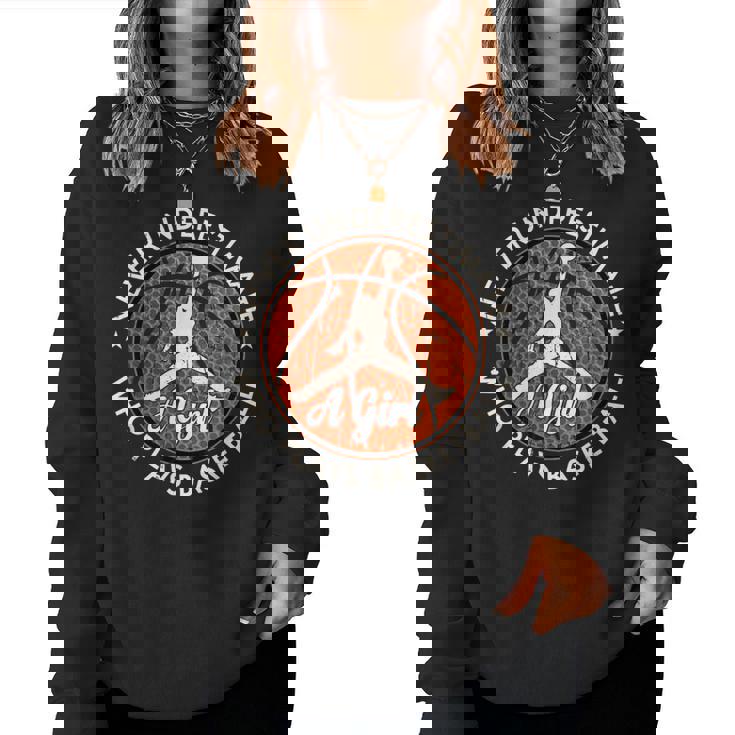 Basketball Never Underestimate A Girl Who Plays Basketball レディーススウェットシャツ