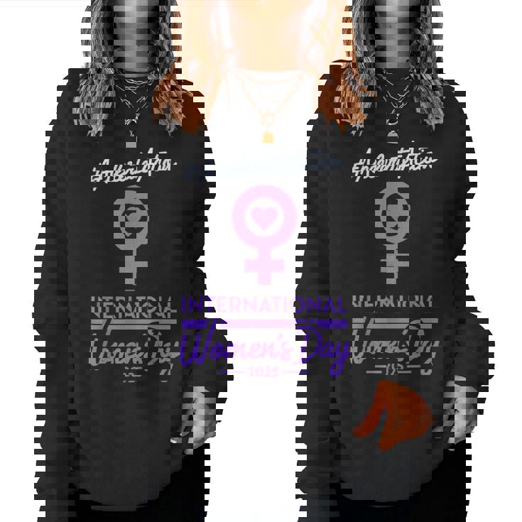 International Women's Day 2025 Accelerate Action Girls レディーススウェットシャツ