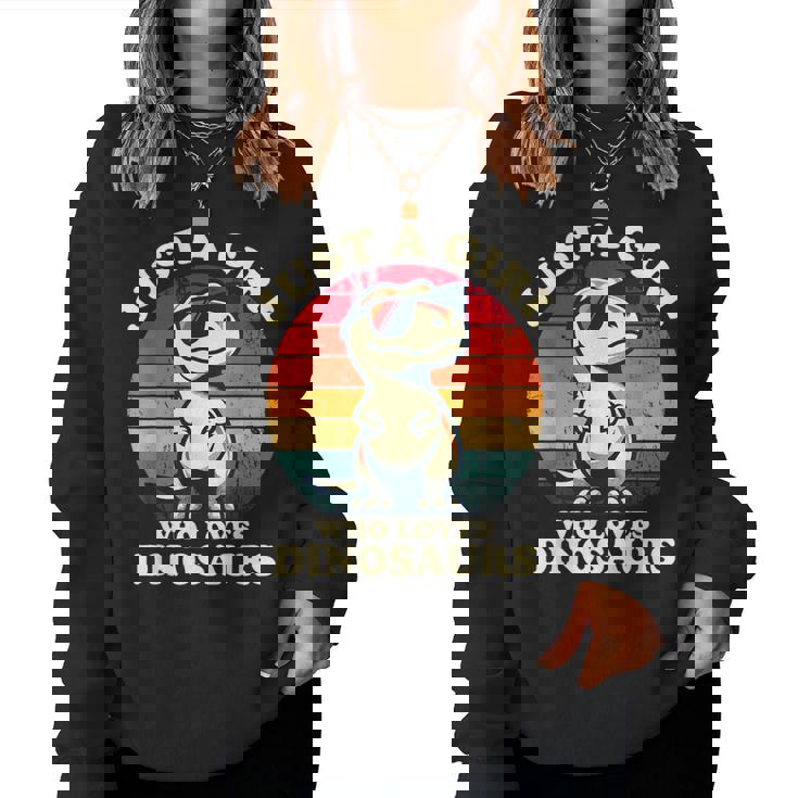 Just A Girl Who Loves Dinosaurs おもしろレトロ恐竜 T-Rex レディーススウェットシャツ