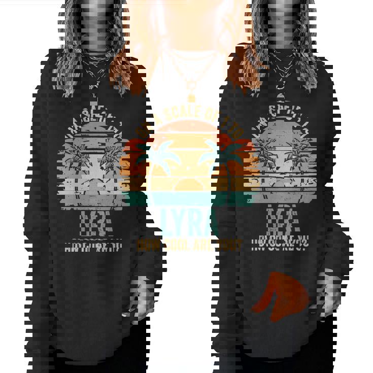 Lyra Cute Retro Girls Groovy Lyra Personalized Name 長袖tシャツ レディーススウェットシャツ