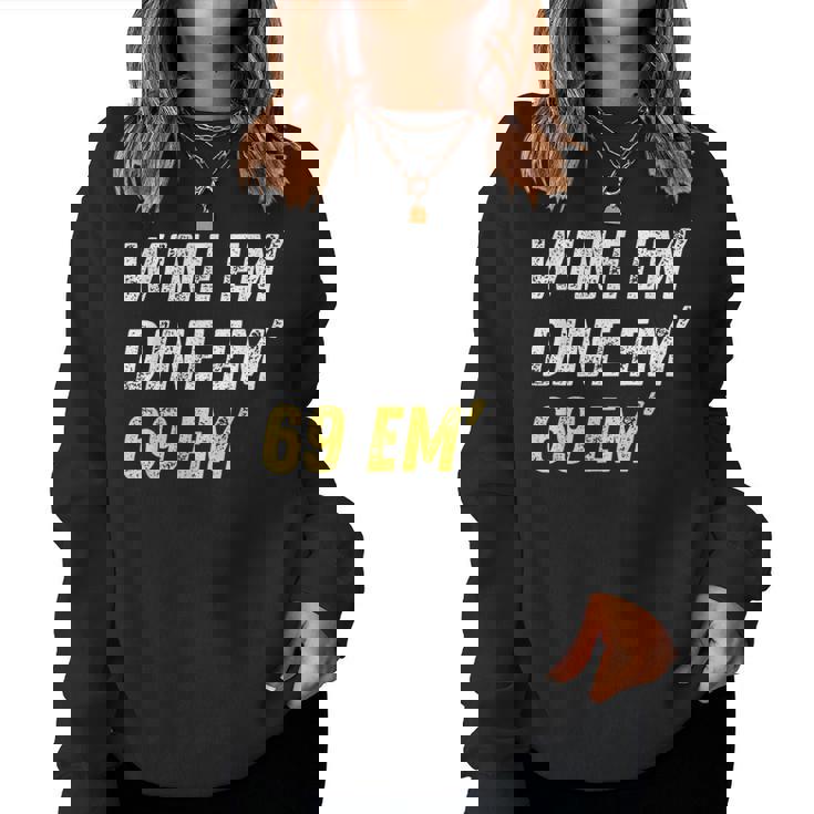 Wine Em Dine Em 69 Em 面白い セックス ジョーク 汚いユーモア レディーススウェットシャツ