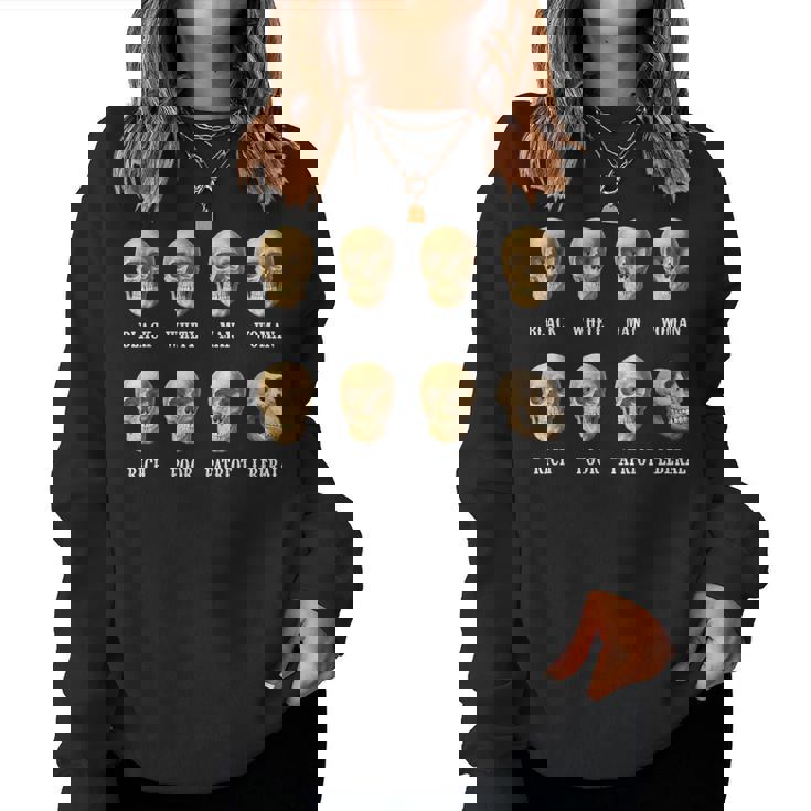 黒人白人男性女性リッチプアーパトリオットリベラル・スカル レディーススウェットシャツ