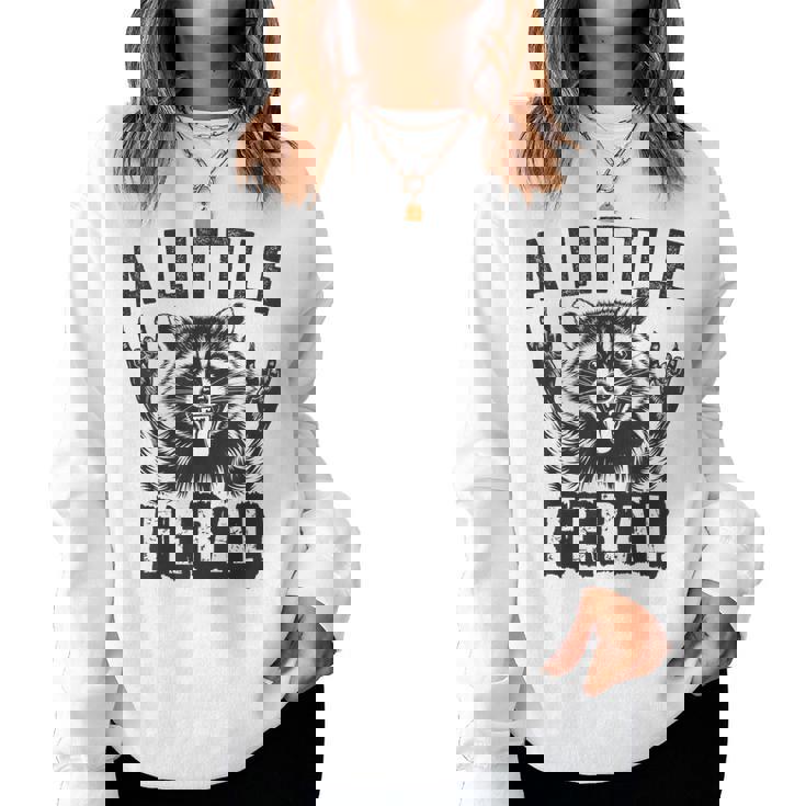 おもしろいアライグマのグラフィック 小さなフェラル 幼児 男の子 女の子 フェラル レディーススウェットシャツ