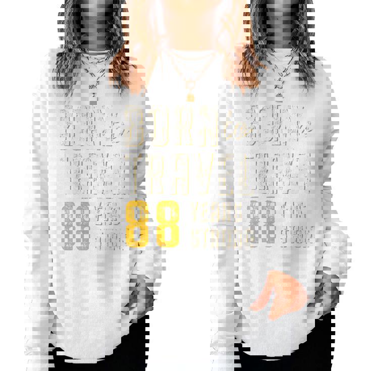 米寿祝い 旅行好き 父 母 男性 女性 88歳 レトロ おしゃれ 文字デザイン Born To Travel 長袖tシャツ レディーススウェットシャツ