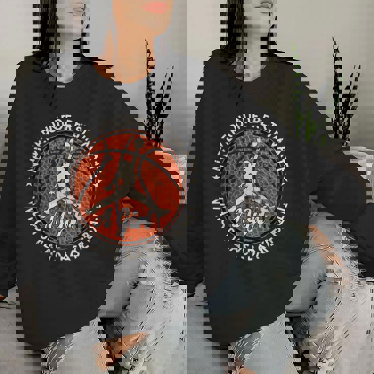 Basketball Never Underestimate A Girl Who Plays Basketball レディーススウェットシャツ 彼女への贈り物