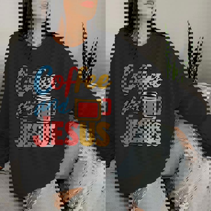 Coffee And Jesus Awesome Christian Caffeine Lover Church レディーススウェットシャツ 彼女への贈り物