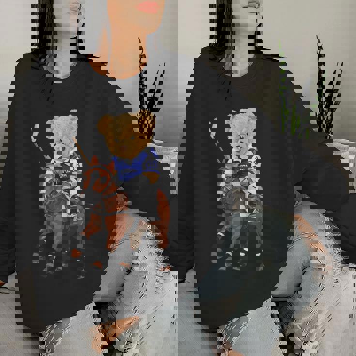 Cool Teddy Bear Playing Horse Polo Game Illustration Graphic レディーススウェットシャツ 彼女への贈り物