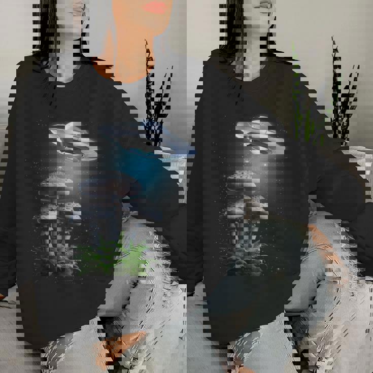 Ufo Hovering Over Weird Mushroomsci-Fi Magichrooms レディーススウェットシャツ 彼女への贈り物