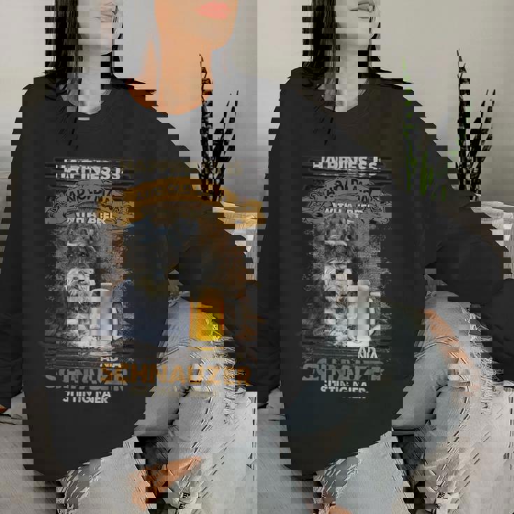 Happiness Is An Old Man With A Beerchnauzeritting Near Near レディーススウェットシャツ 彼女への贈り物