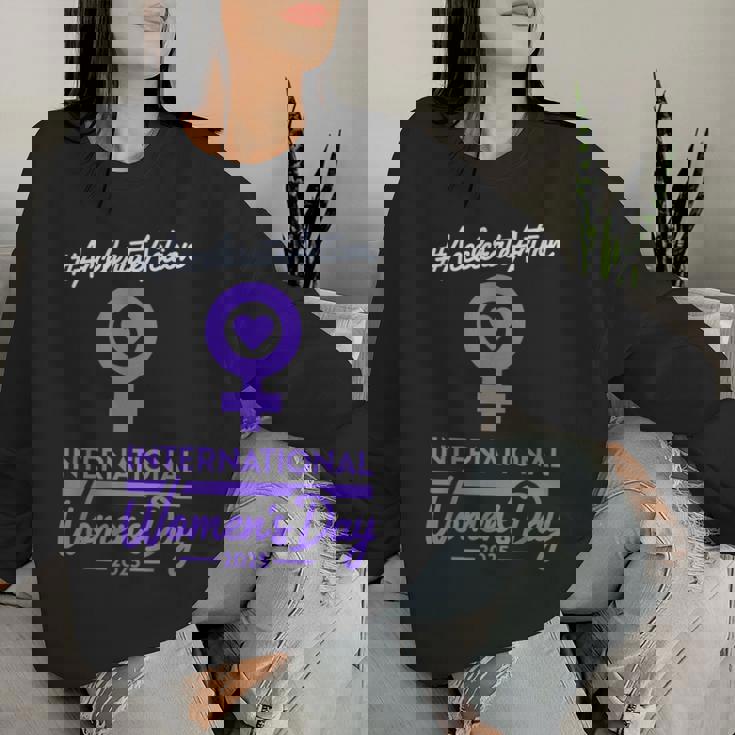 International Women's Day 2025 Accelerate Action Girls レディーススウェットシャツ 彼女への贈り物