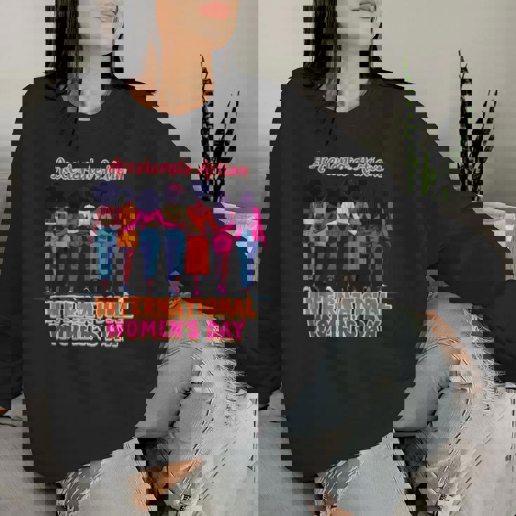 International Women’S Day Empowerment Accelerate Action レディーススウェットシャツ 彼女への贈り物