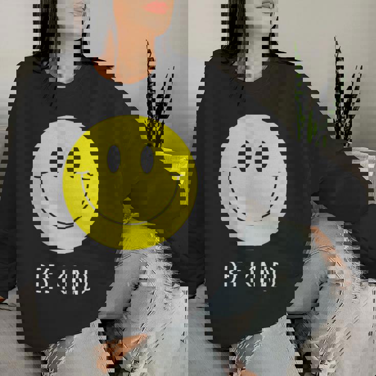 Be Kind かわいい イエロー スマイル フェイス シャツ スマイル フェイス ハピネス レディーススウェットシャツ 彼女への贈り物