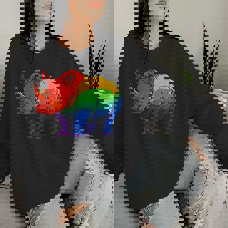 Lgbt 力強い虹色のサイ Rainbow Rhinoceros Graphic レディーススウェットシャツ 彼女への贈り物