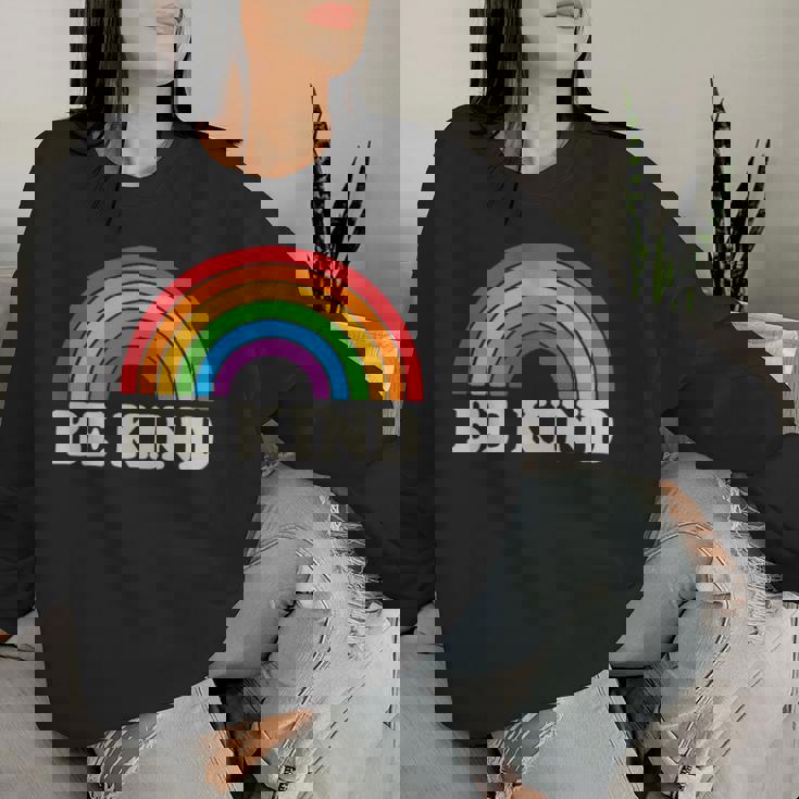 Lgbtq Be Kind Pocket Gay Pride Lgbt Ally Rainbowintage レディーススウェットシャツ 彼女への贈り物