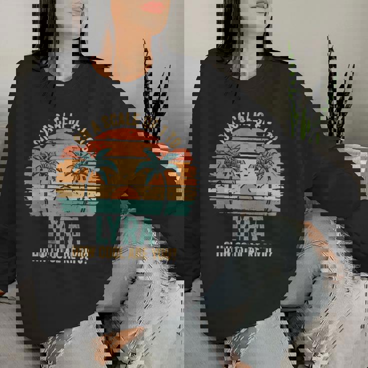 Lyra Cute Retro Girls Groovy Lyra Personalized Name 長袖tシャツ レディーススウェットシャツ 彼女への贈り物