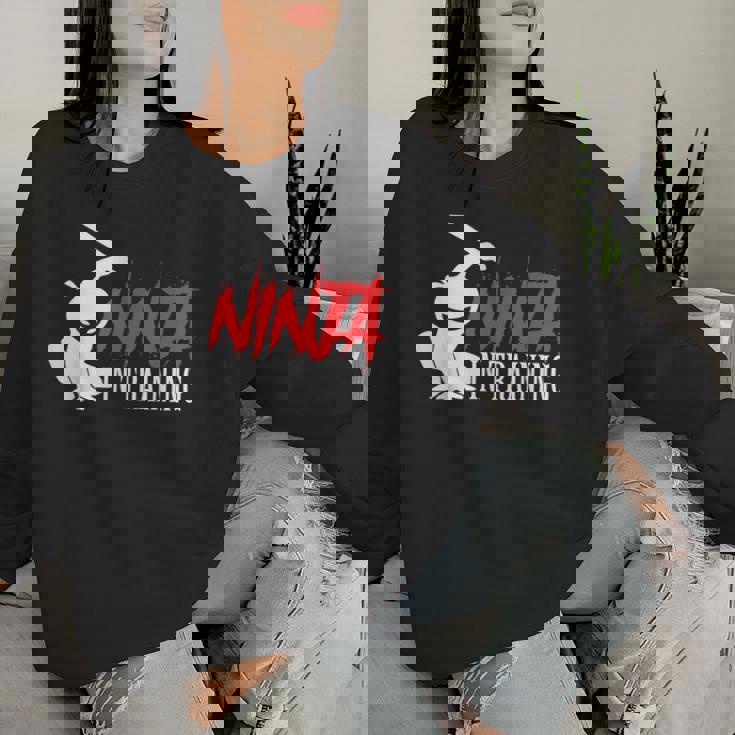 Ninja In Training 面白い忍者誕生日ギフト 男性 女性 子供 レディーススウェットシャツ 彼女への贈り物