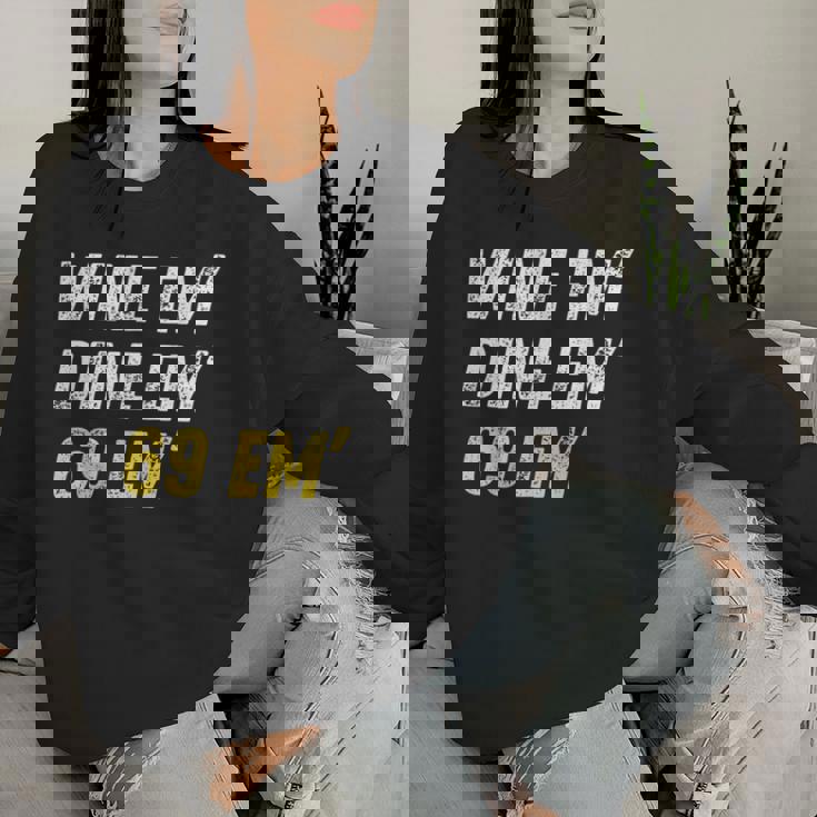 Wine Em Dine Em 69 Em 面白い セックス ジョーク 汚いユーモア レディーススウェットシャツ 彼女への贈り物