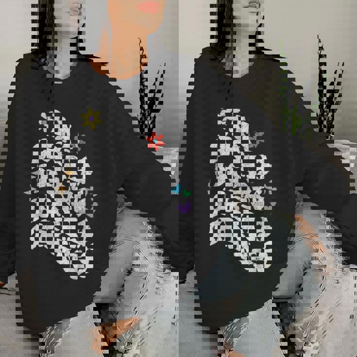 レトロ Groovy Im Lucila Doing Lucila Things 面白い母 レディーススウェットシャツ 彼女への贈り物