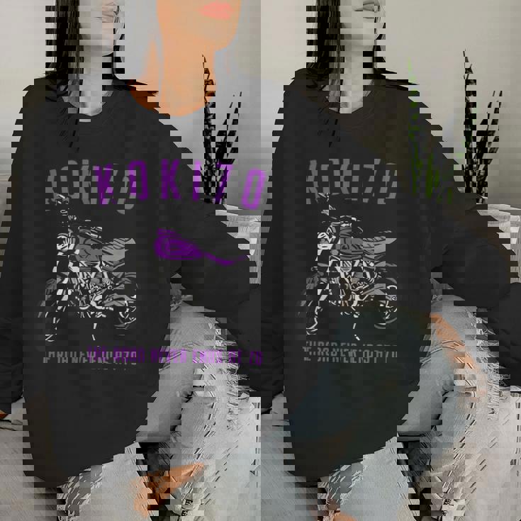 古希祝い バイク好き 車好き 父 男性 女性 クラシック 70歳 The Road Never Ends At 70 レディーススウェットシャツ 彼女への贈り物