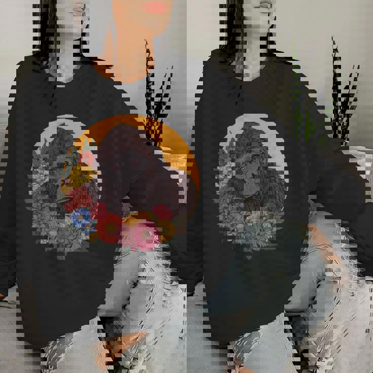 花のイラストとゴリラ レディーススウェットシャツ 彼女への贈り物