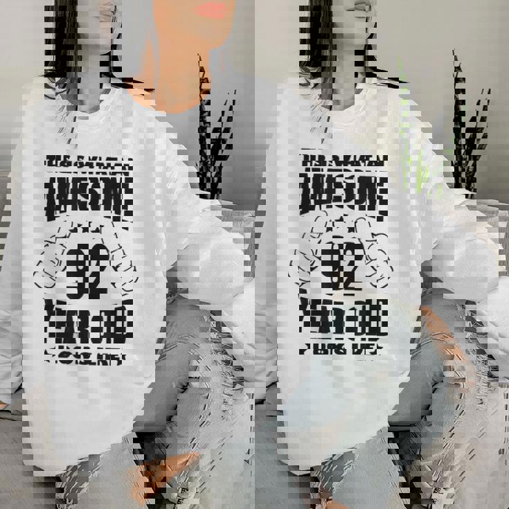 92歳の誕生日 女性 男性 素晴らしい92歳のおばあちゃん レディーススウェットシャツ 彼女への贈り物