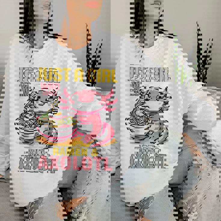 Just A Girl Who Loves Ramen And Axolotl Pink Kawaii Axolotl レディーススウェットシャツ 彼女への贈り物