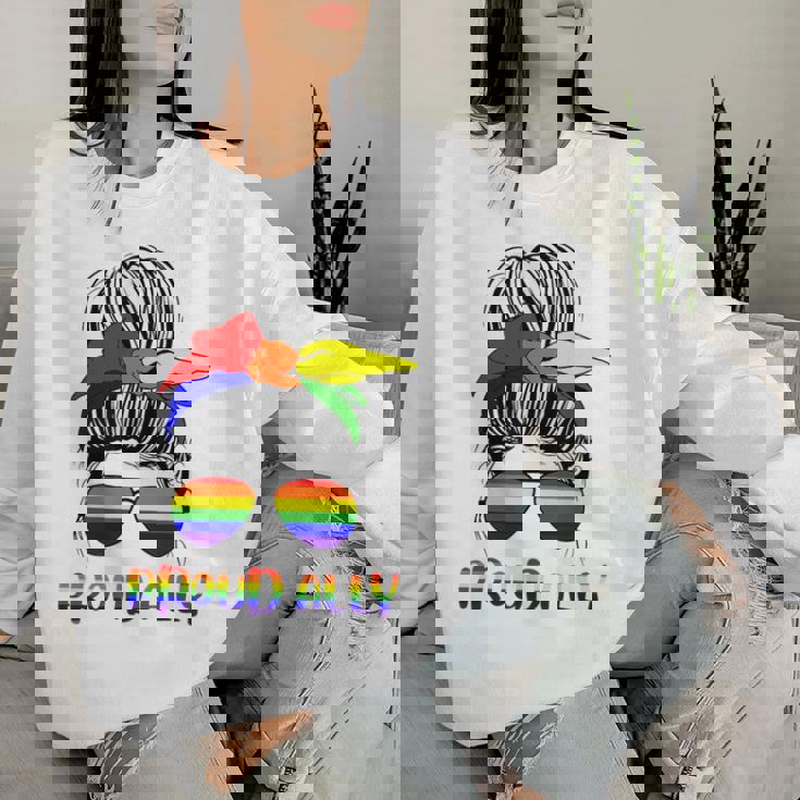 Messy Bun Proud Ally Pride Flag Love Lgbt レインボー サングラス レディーススウェットシャツ 彼女への贈り物