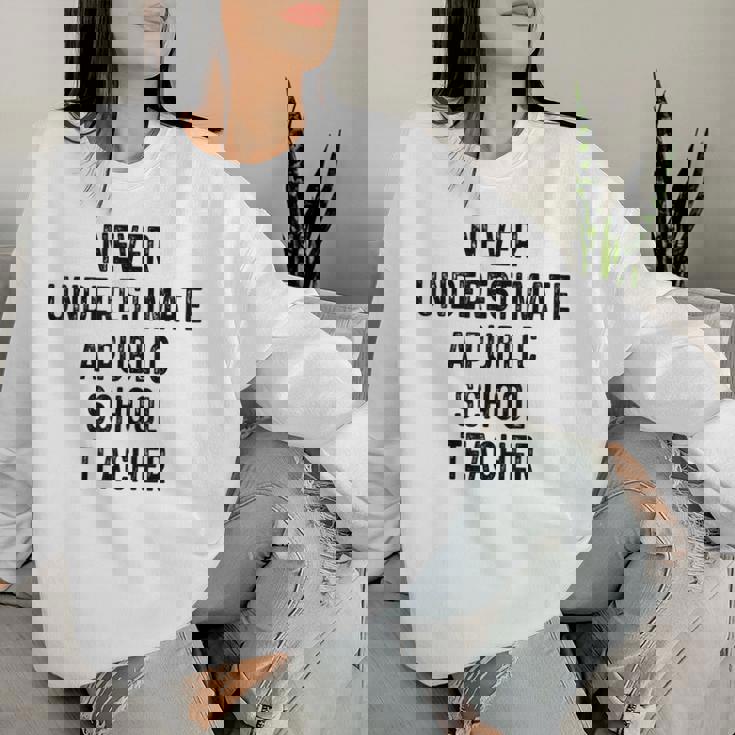 Never Underestimate A Publicchool Teacher Motivational レディーススウェットシャツ 彼女への贈り物