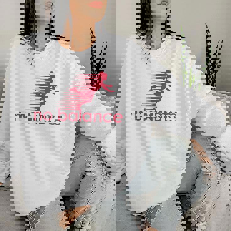 No Balance Girl スポーツとユーモアのための面白いパロディデザイン レディーススウェットシャツ 彼女への贈り物